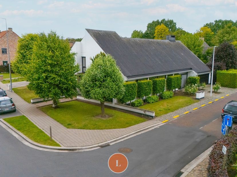 Opzoek naar een ruime instapklare woonst die je kan combineren met jouw hobby of werk? Ideaal! Deze instapklare villa op een mooi recht perceel van 13