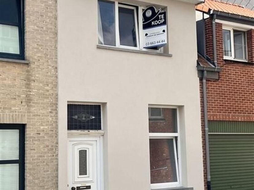 op te frissen woning met 2 slaapkamers, kelder en veel potentieel in Broechem<br />
Bent u op zoek naar een woning die u volledig naar eigen smaak kun
