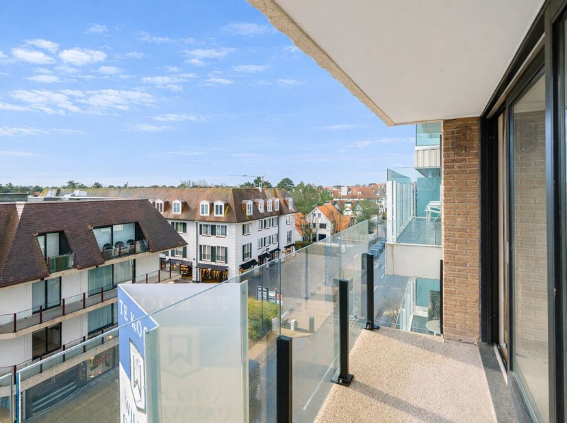 Schitterend appartement met zonneterras en mogelijkheid tot het aankopen van een gesloten garagebox. Twee volwaardige slaapkamers, twee badkamers en b