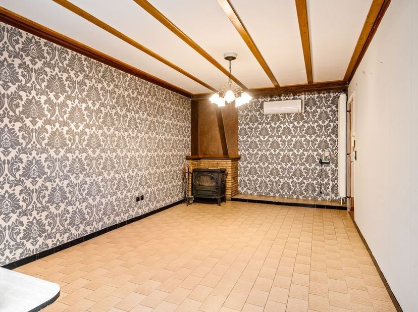 Ligging:<br />
Deze te renoveren woning met magazijn is gelegen aan de Oude Turnhoutsebaan in Wijnegem. Dankzij de nabijheid van het Albertkanaal gen