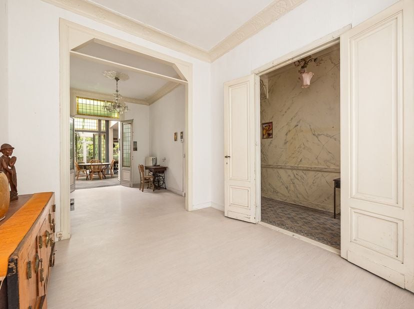 Achter deze karaktervolle eclectische gevel schuilt een authentieke burgerwoning waar tal van originele elementen bewaard zijn gebleven. Glas-in-loodr