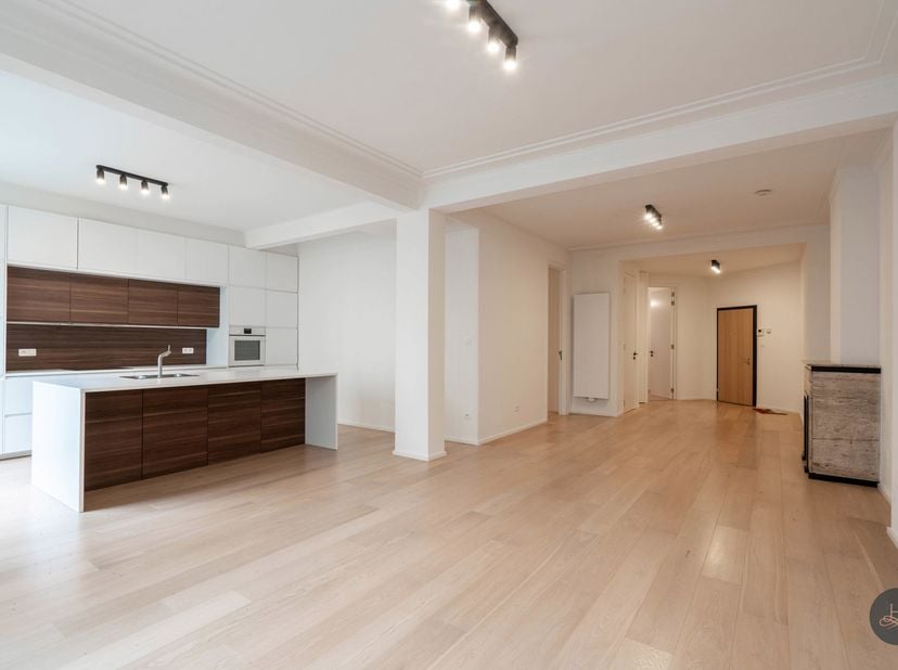 Voor meer informatie contacteer ons op 016849684 of via info@homixx.be<br />
Dit prachtige gerenoveerde appartement is gelegen op een toplocatie, rech