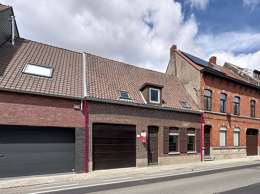 Centraal gelegen woning bestaande uit een inkomhal met afzonderlijk toilet, ruime lichtrijke leefruimte met eet-en zithoek, ruime keuken met eetplaats