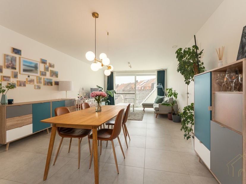 Algemene beschrijving<br />
Dit recente en energiezuinige appartement ligt pal in het centrum van Menen. Het biedt drie slaapkamers, een lichtrijke le