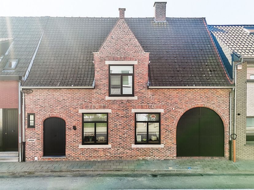 Welkom in het charmante centrum van Zwevezele, waar deze uiterst knap onderhouden en karaktervolle woning zijn deuren opent. Wie houdt van een warme k