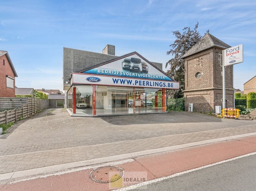 IDEALIS VASTGOED – Handelsruimte/showroom met 2 appartementen gelegen op een perceel van 6a 47ca op een commerciële zichtlocatie op het ‘Lindel’.<br /