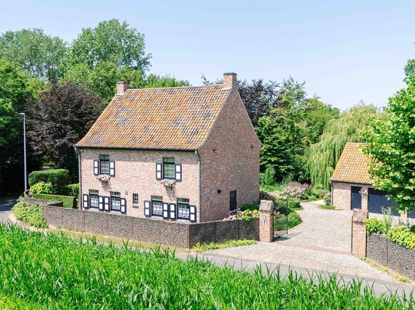 BEZOEKMOMENT: zaterdag 18/07 en zondag 19/07, telkens van 10.00 tot 17.00 uur, uitsluitend op afspraak.<br />
Droomt u van wonen midden in het groen,