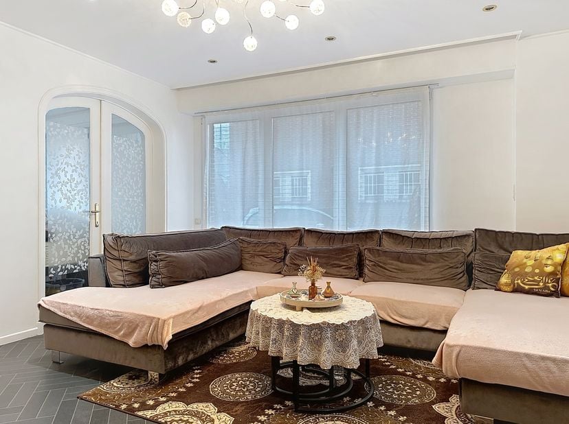 Gezocht: nieuwe bewoners voor deze solide halfopen woning in rustige buurt<br />
Deze woning biedt alles wat u zoekt: ruimte, comfort en een toplocati