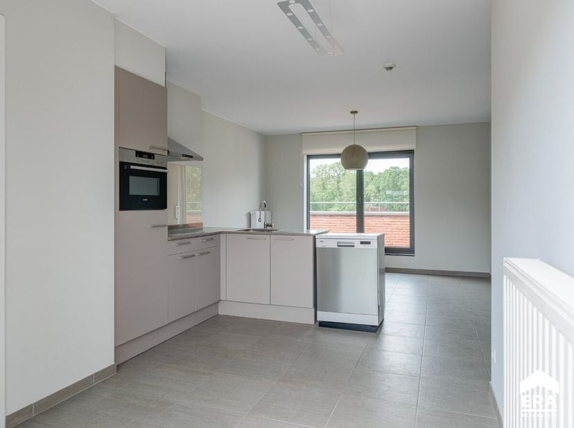Deze full-service flat met 1 slaapkamer, terras en kelderberging kent een goede ligging aan de stadsrand en vlak tegen het "Franse Bos". Het maakt dee