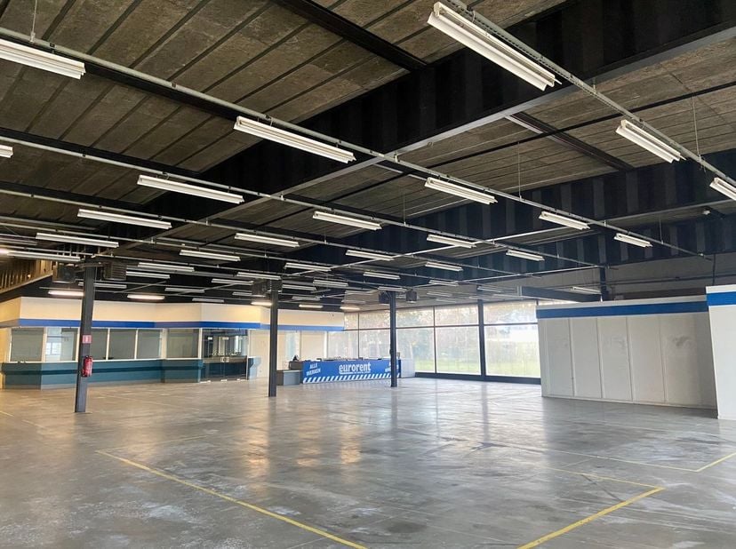 Industriële ruimte met een oppervlakte van +/- 1.950 m² op een terrein van 11.313 m² te huur. Het gebouw bestaat uit 900 m² opslagplaats, 566 m² winke