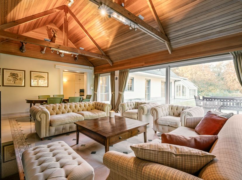 Charmante villa met ruime uitbreidingsmogelijkheden op een uniek privé-domein grenzend aan natuurgebied te Schilde<br />
In één van de meest gegeerde