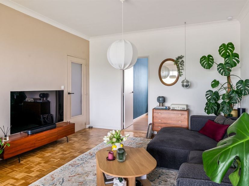 Op de Halewijnlaan op Linkeroever bevindt zich dit volledig gerenoveerde en instapklare appartement op de 7de verdieping. Dankzij de grondige renovati