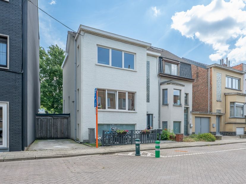 Wie op zoek is naar een woning met ziel, ruimte en een ligging die bijna niet te evenaren is, is hier aan het juiste adres. Deze halfopen woning van 2