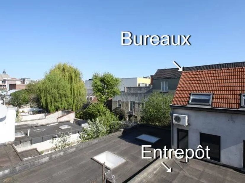 A proximité de Tour et Taxis et à 5 min de Place de l'Yser, ensemble immobilier TOTALEMENT RENOVE en 2007: entrepôt de 125m² + 3 plateaux de 30m² dans