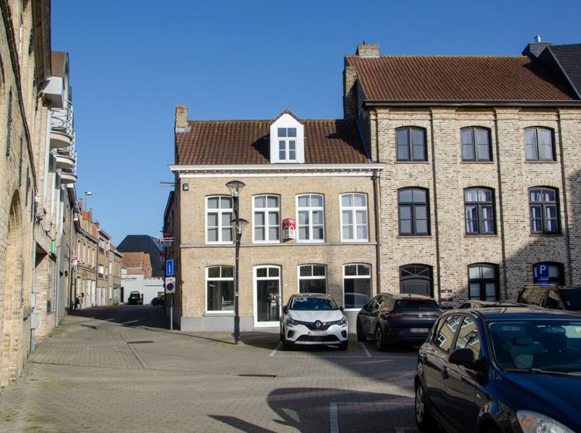 Handelspand gelegen in het centrum van Veurne. Indeling: Eerste kantoorruimte :Volledig ingerichte bureauruimte, momenteel uitgebaat als bankkantoor: