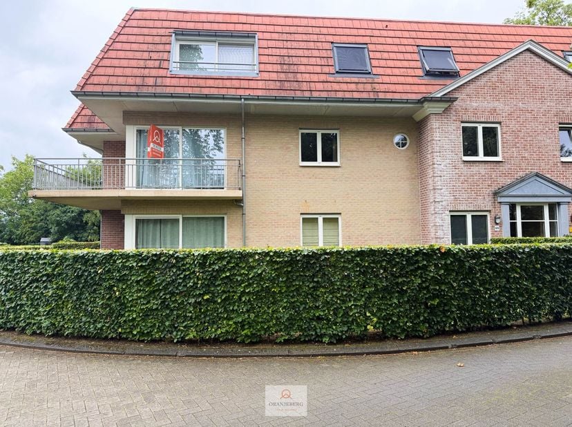 Dit klassevol en ruimappartement is uitermate rustig gelegen met zicht op groen. Het appartement is instapklaar. Bestaat uit 2 slaapkamers, badkamer (