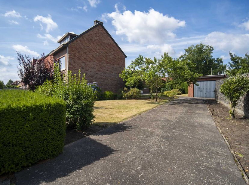 PERCEEL BOUWGROND MET GARAGE<br />
<br />
Perceel bouwgrond van 3a99ca voor HOB. Er is reeds een garage opgericht op het perceel. Centraal gelegen in