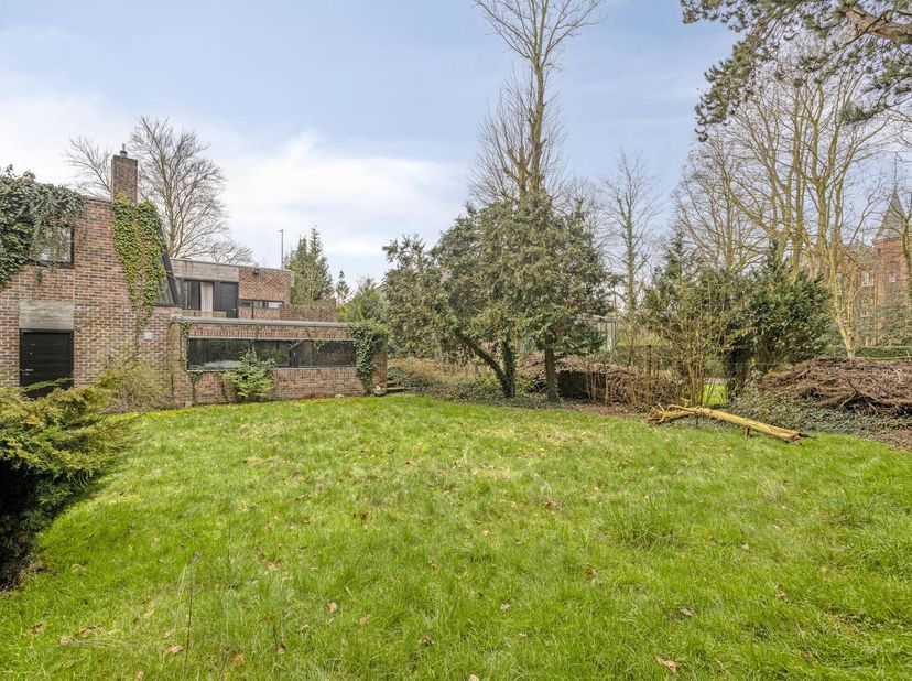 Cette maison polyvalente étonnamment spacieuse (378 m² de surface habitable) sur un terrain de 956 m² est à vendre le long du Maalse Steenweg. Outre u