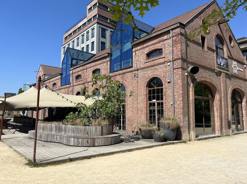 Restaurant / lieu événementiel à louer à proximité du Park Spoor Noord. Le bien est entièrement aménagé et prêt à lemploi. Grâce à sa hauteur sous pla