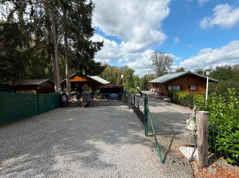 Ensemble de 2 chalets situés sur les hauteurs de Barvaux (Durbuy), à proximité des commodités et des activités touristiques.<br />
Les 2 parcelles cad