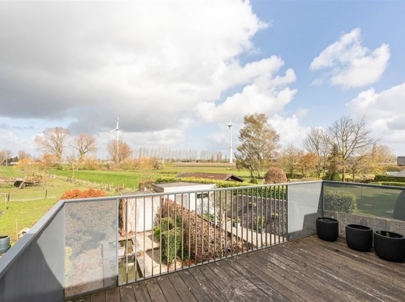 Op zoek naar een moderne architecturale woning met EPC A label en een uniek loft-gevoel in Kruibeke? Maak dan snel een afspraak.<br />
<br />
Deze e