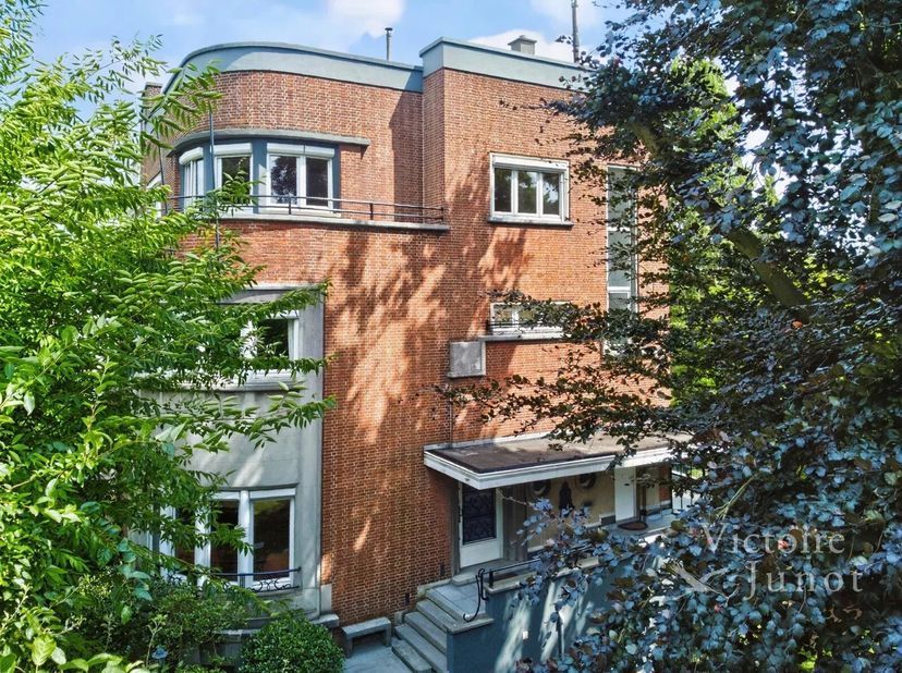 Ontdek deze prachtige 'Art Déco'- woning (bebouwde oppervlakte +- 523 m²) met tuin (Z) ideaal gelegen tussen Montgomery en Vogelzang. Deze woning best