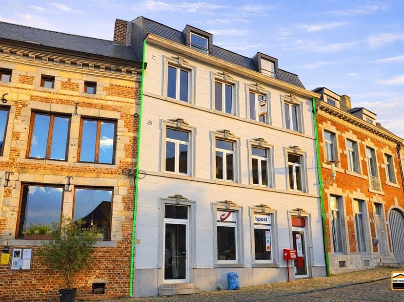 Topopbrengsteigendom met langdurige huurder Bpost en 3 ruime appartementen<br />
op unieke locatie in het centrum van Borgloon<br />
Bent u op zoek na