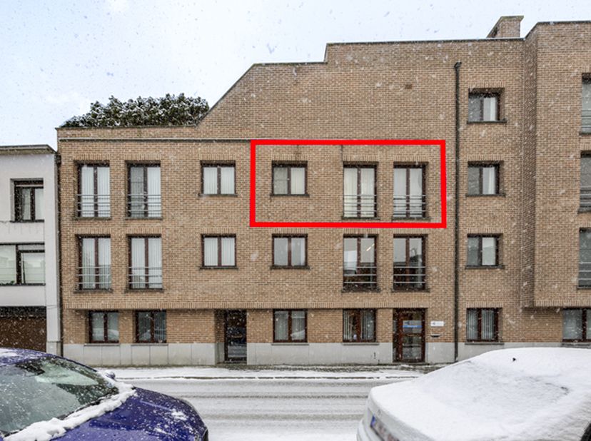 APPARTEMENT MET GARAGE -<br />
Gelegen op de 2e verdieping.<br />
Omvat een inkomhal, living, keuken, 2 slaapkamers, badkamer, terras, berging en afzo
