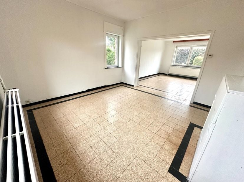 Op een mooi perceel van 5a 77ca bevindt zich deze karaktervolle vrijstaande woning, gelegen op een gunstige locatie op fietsafstand van het centrum va