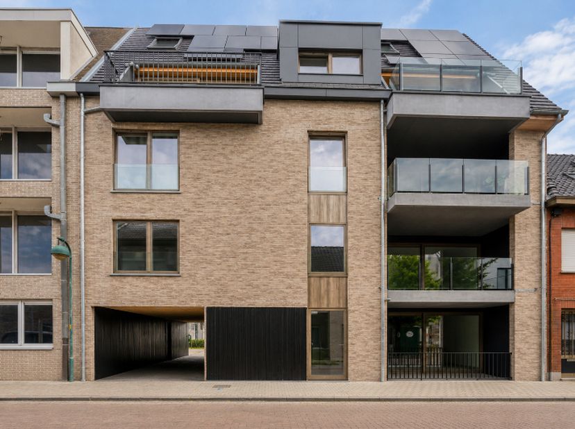 Op een uiterst vlotte locatie, vlak bij het station van Evergem, bevindt zich dit mooie en energiezuinige nieuwbouwappartement op de derde verdieping