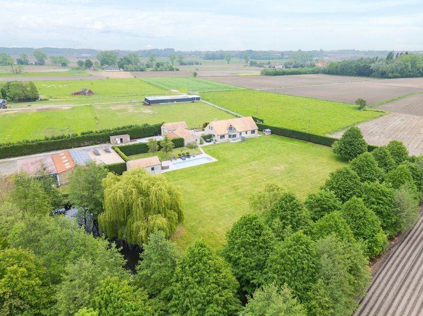 Deze unieke eigendom combineert ruimte, comfort en rust in een schitterende landelijke omgeving.<br />
<br />
Bij het betreden van de woning wordt u v