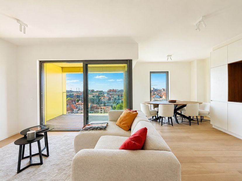 In het iconisch nieuwbouwproject "Hoost" verkopen wij dit splinternieuw appartement, voorzien van 2 kamers en een groot inpandig terras.<br />
Vanop d