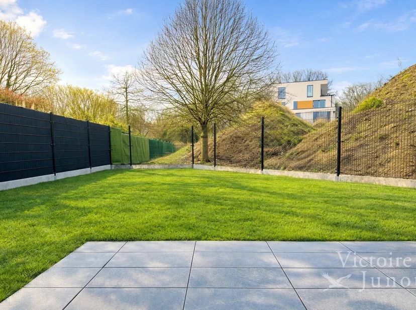 Voorgesteld door Yanis Morsa: 0487 71 46 10 / yanis.morsa@victoire.be<br />
Victoire Junot presenteert u deze mooie woning met 3 gevels, gebouwd in 20