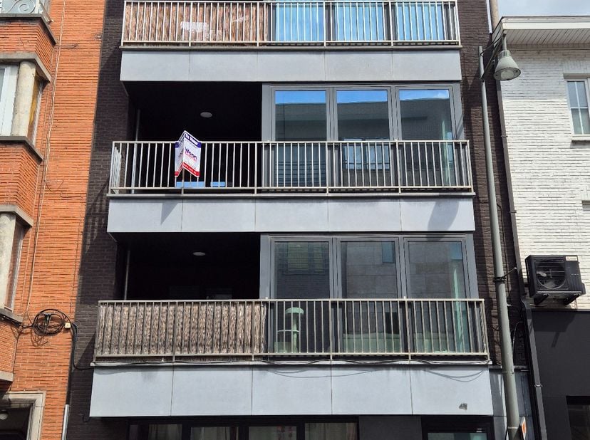 In deze kleine residentie vlakbij het centrum ligt dit appartement op de 2de verdieping  Bestaande uit hall, living, met open keuken (kasten, dubbele