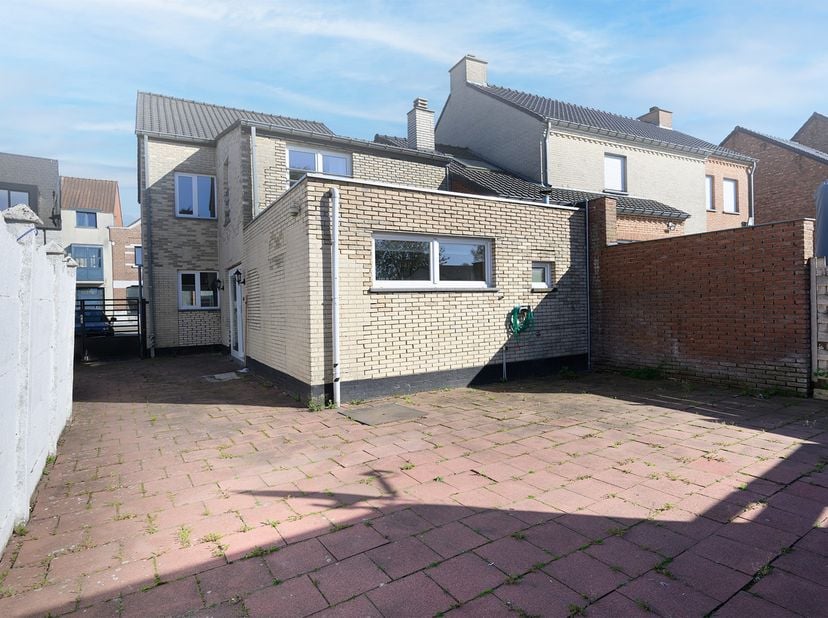 Charmante woning met grote tuin in As – veel potentieel!<br />
<br />
Welkom in deze karaktervolle woning gelegen aan de Steenweg 4 in As. Gebouwd in