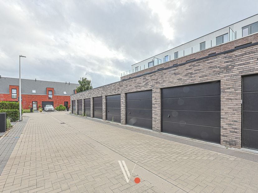 Garage te huur in jonkvrouwstraat 15 bus 9,
                    8870 Izegem
