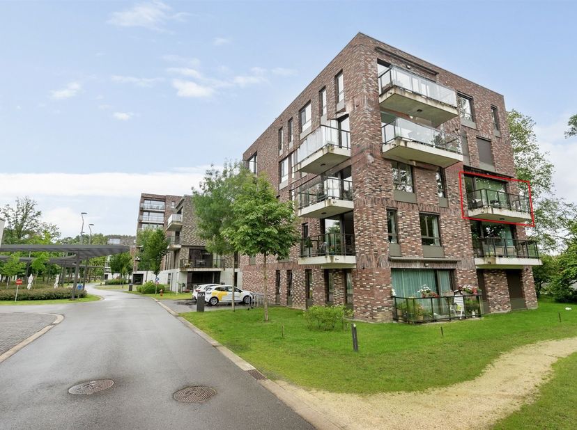 Ligging: service flat gelegen op het 2e verdieping in Prins Kavelhof. Het is centraal gelegen in een groene omgeving, vlakbij winkels en het centrum v
