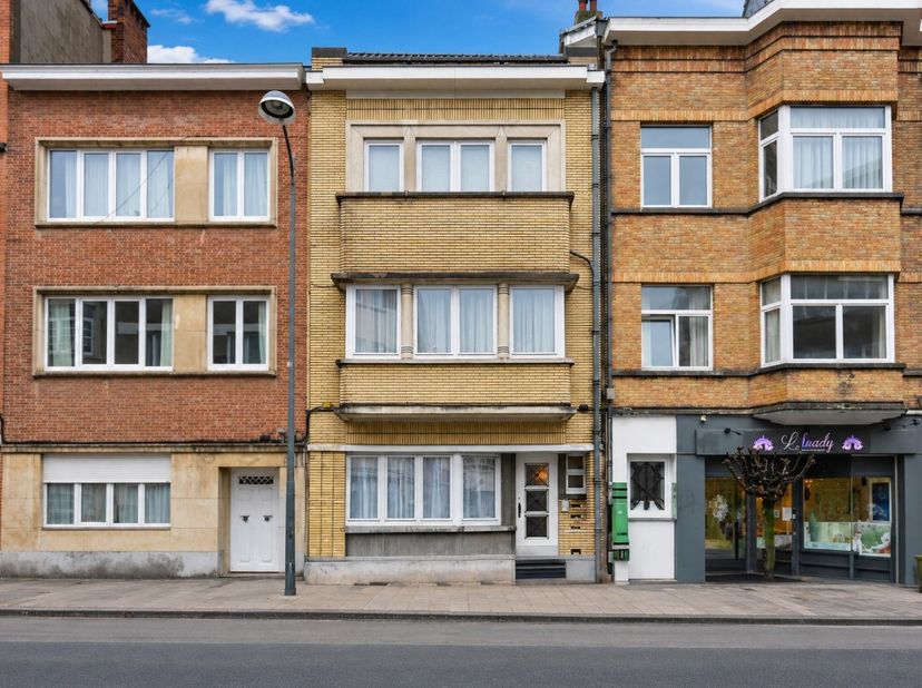 Découvrez cet immeuble de rapport aménagé de fait en 3 logements (la situation de droit est de 2 logements), dune surface denviron ± 250 m², idéalemen