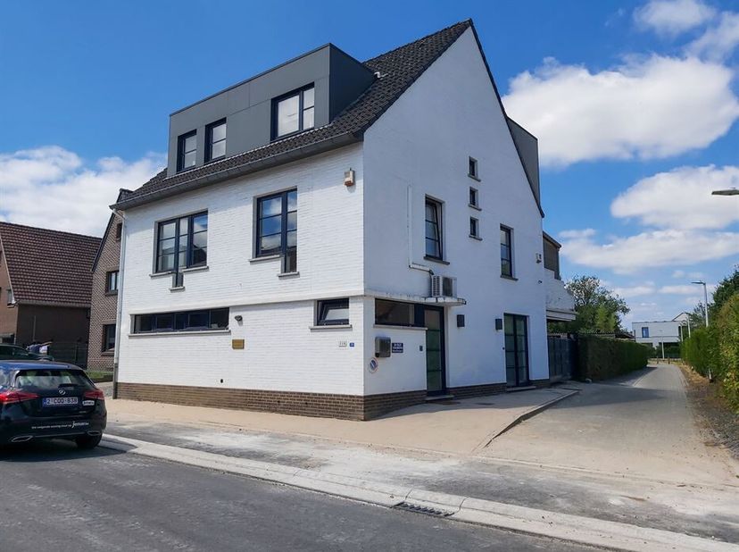 Wonen en werken combineren op een toplocatie in Maasmechelen? Ontdek deze veelzijdige eigendom aan de Heirstraat 310!<br />
Deze woning met praktijkru