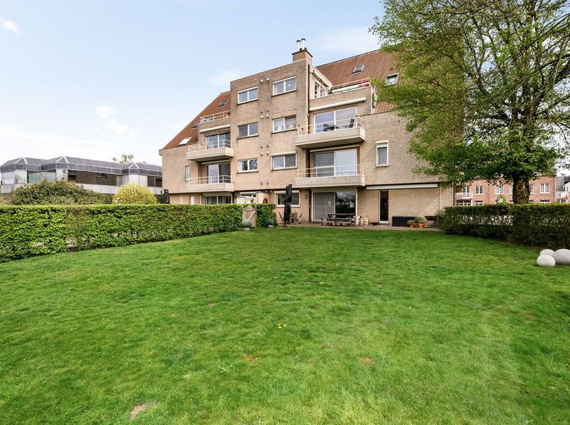 Lichtrijk gelijkvloers appartement met 2 slaapkamers, westgerichte tuin en parking in centrum Herentals. <br />
Gelegen dicht bij het centrum van Here