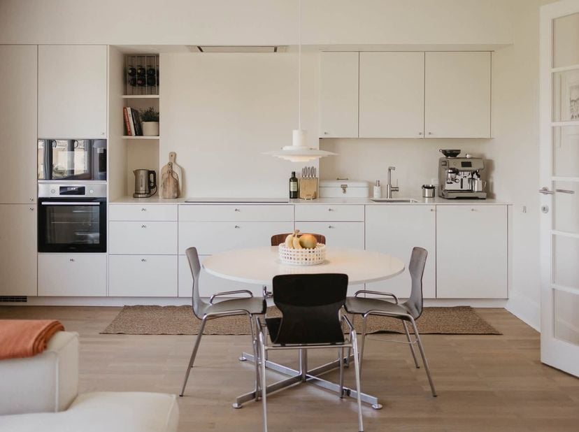 Au cœur de l'emblématique Tentoonstellingswijk, le quartier de l'Exposition, découvrez cet appartement art déco entièrement rénové et prêt à emménager