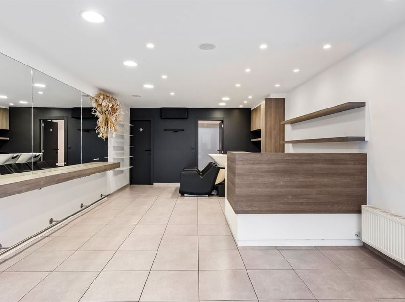 Energiezuinige woning met 3 slaapkamers en handelsruimte. Centraal gelegen te Stabroek, nabij Putte en de Nederlandse grens!<br />
<br />
We betrede