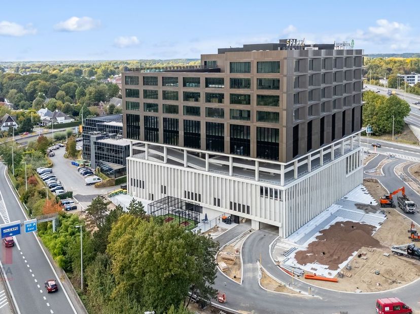 Fenomenaal gelegen nieuwbouw kantoren met een oppervlakte van 1.305 m² en&amp;nbsp;een uitstekende zichtbaarheid langs de drukbezochte Kortrijksesteenweg.