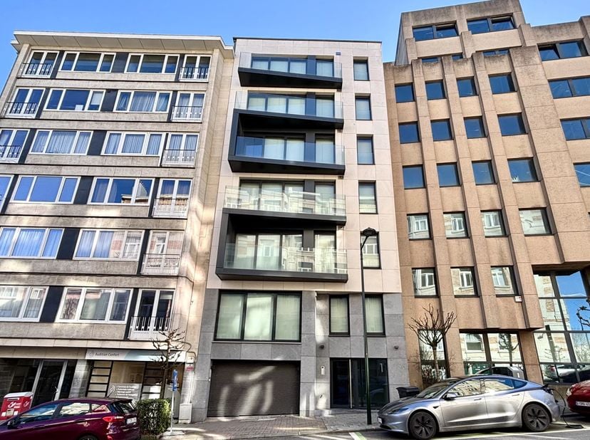 Woluwe-Saint-Pierre, Quartier Montgomery/Gribaumont, Barnes Brussels vous propose cet immeuble de rapport de 937m2 habitables (selon PEB), composé de
