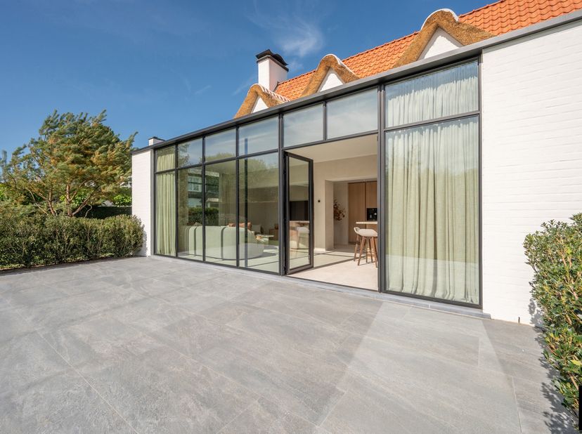 Charmante villa in authentieke Zoute-stijl, ideaal gelegen aan de rand van het Zoute, vlakbij de Royal Zoute Golf Club.<br />
Indeling: inkomhal met g