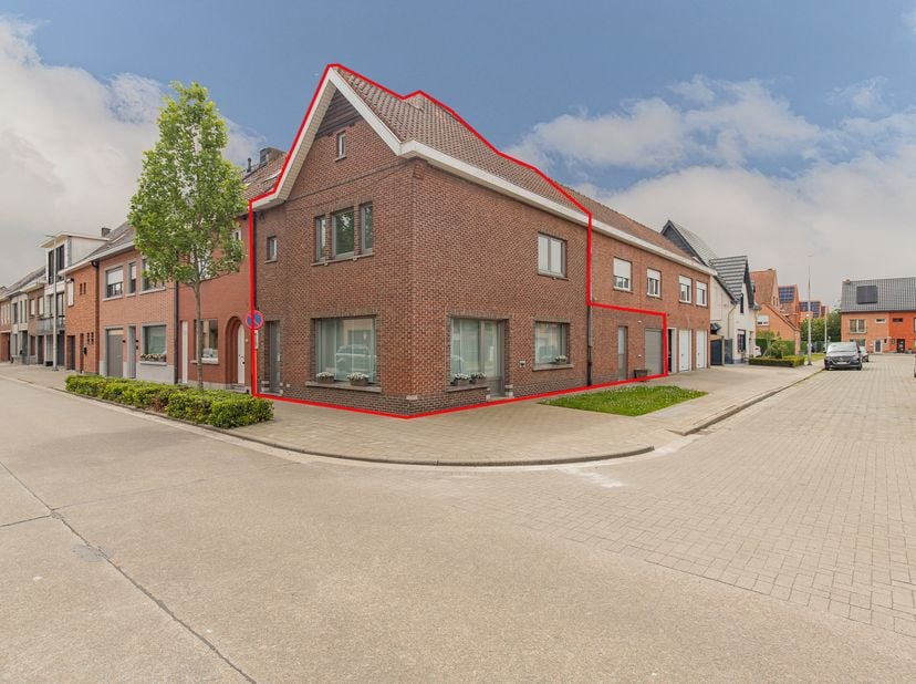 Deze verzorgde woning is centraal gelegen, nabij winkels, scholen en horecagelegenheden. Bovendien geniet u van een vlotte verbinding met diverse inva