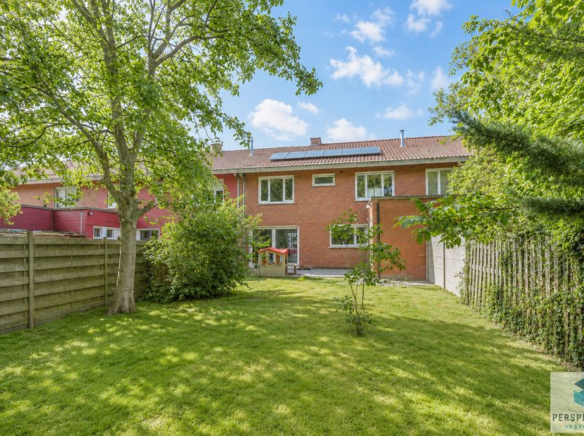 Deze instapklare&amp;nbsp; gesinswoning met mooie tuin is uiterst centraal gelegen en is voorzien van een nieuwe keuken en is verder op te frissen.<br />