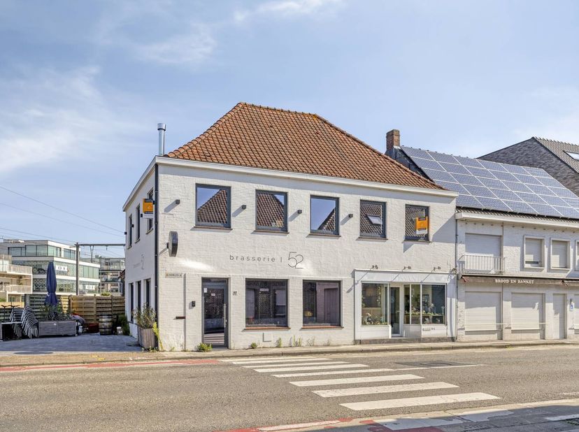 Entreprise hôtelière entièrement rénovée avec terrasse et appartement dans un emplacement stratégique.<br />
Disposition : Salle de consommation entiè