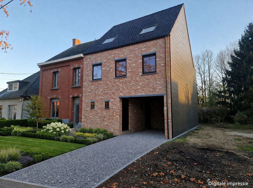Deze mooie nieuwbouw woning wordt casco te koop aangeboden, wat concreet betekent dat de ruwbouw werken afgerond zijn en de woning water en winddicht