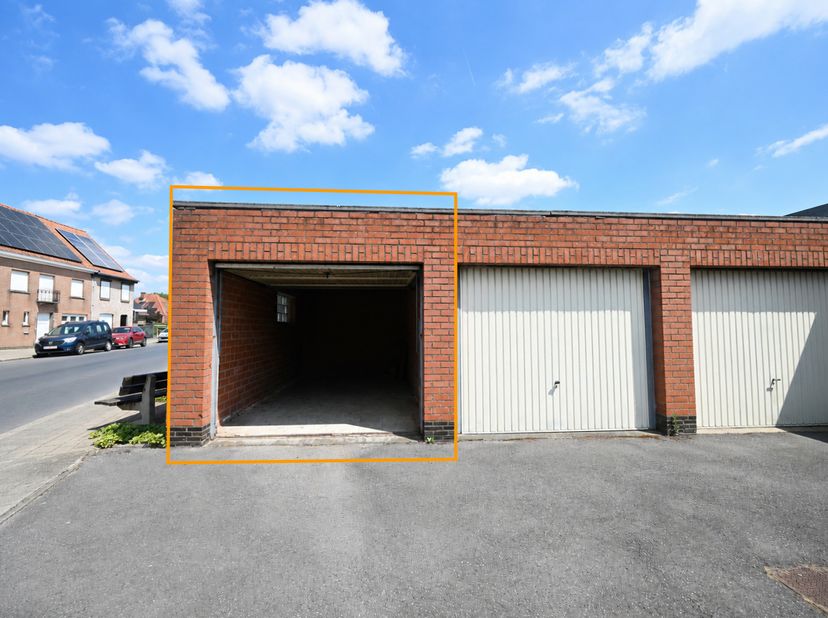 Garage te huur nabij het centrum van Kachtem.<br />
Prijs: €50/maand.<br />
<br />
Geen voorzieningen aanwezig.<br />
<br />
Telefonisch worden er gee